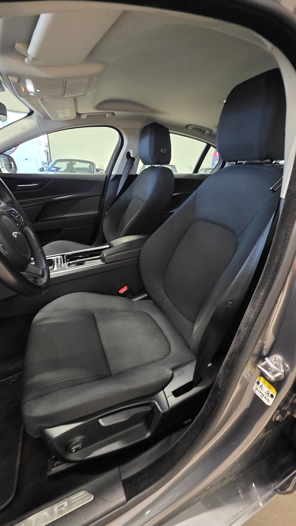 Jaguar XE 20d Euro 6 - 2019 - Bild 13