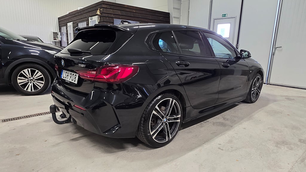 BMW 118I M-Sport *Automat *1 ägare *Gotlandsbil *Drag - 2021 - Bild 4