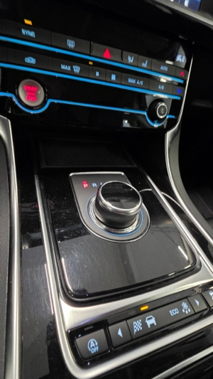 Jaguar XE 20d Euro 6 - 2019 - Bild 18