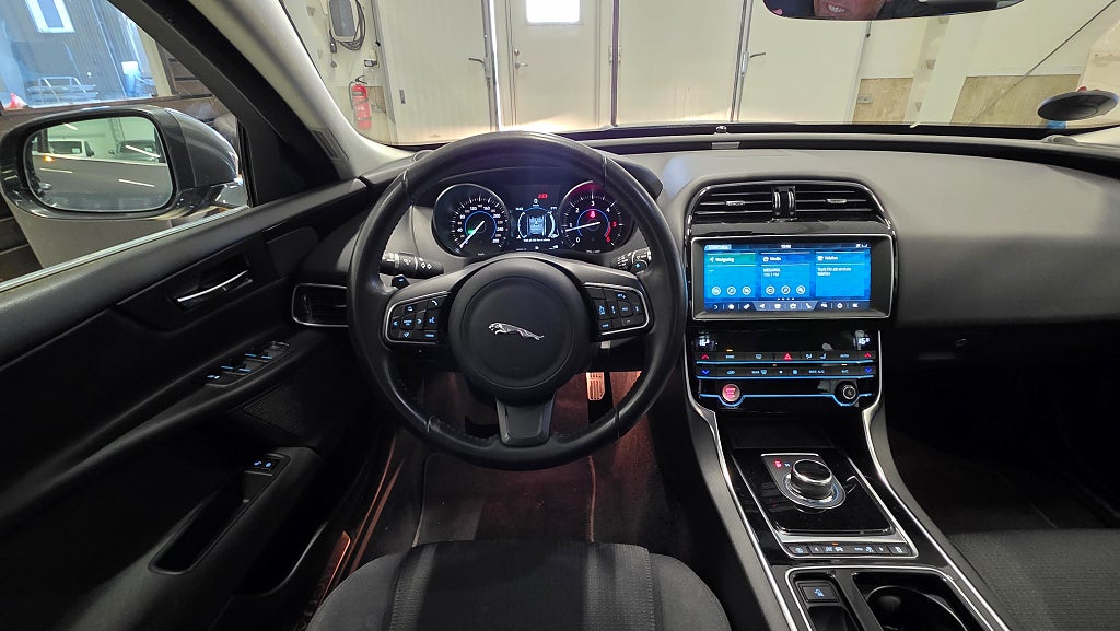 Jaguar XE 20d Euro 6 - 2019 - Bild 16