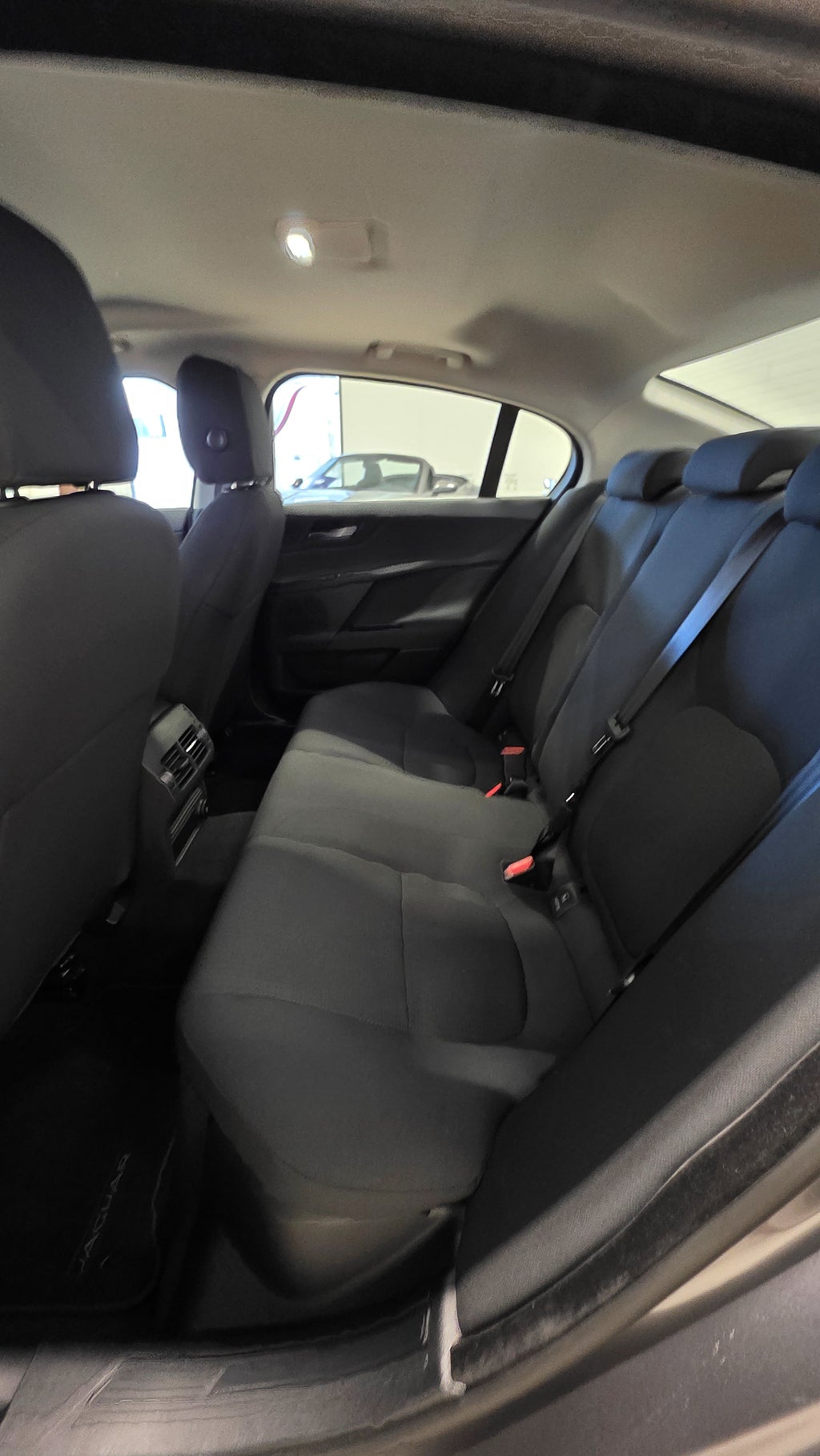 Jaguar XE 20d Euro 6 - 2019 - Bild 14