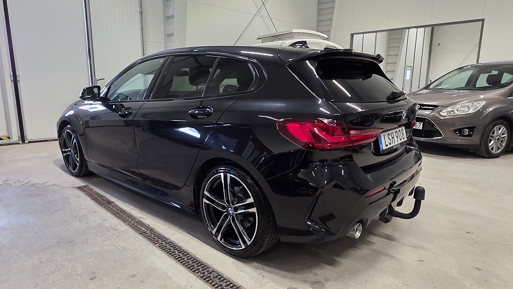 BMW 118I M-Sport *Automat *1 ägare *Gotlandsbil *Drag - 2021 - Bild 3