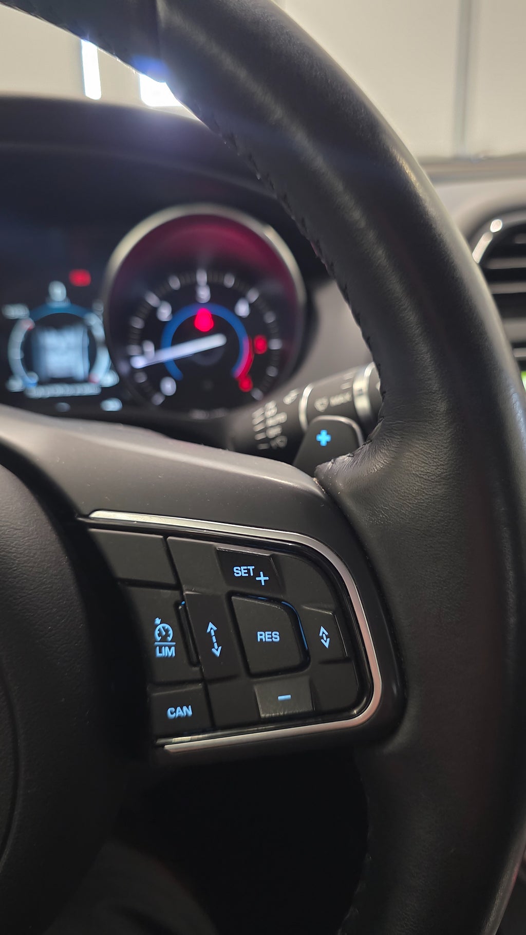 Jaguar XE 20d Euro 6 - 2019 - Bild 25