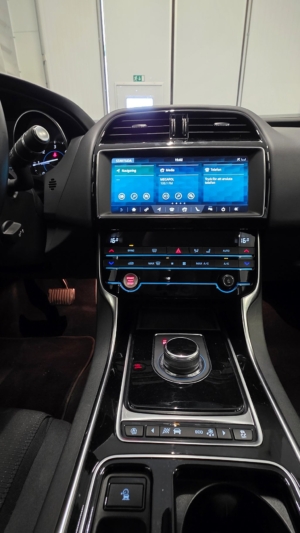 Jaguar XE 20d Euro 6 - 2019 - Bild 17