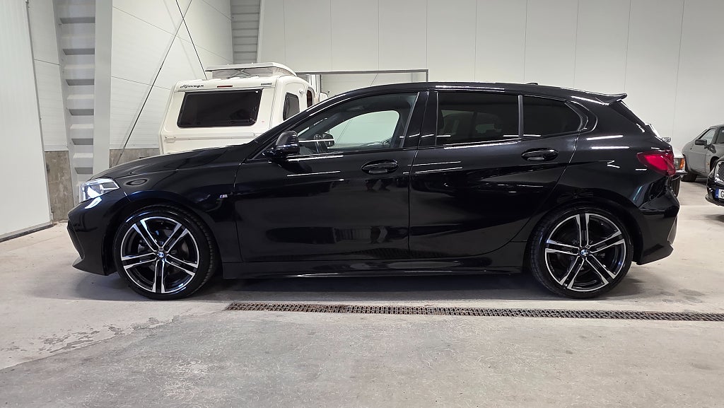 BMW 118I M-Sport *Automat *1 ägare *Gotlandsbil *Drag - 2021 - Bild 2
