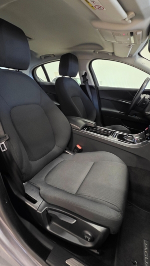 Jaguar XE 20d Euro 6 - 2019 - Bild 22