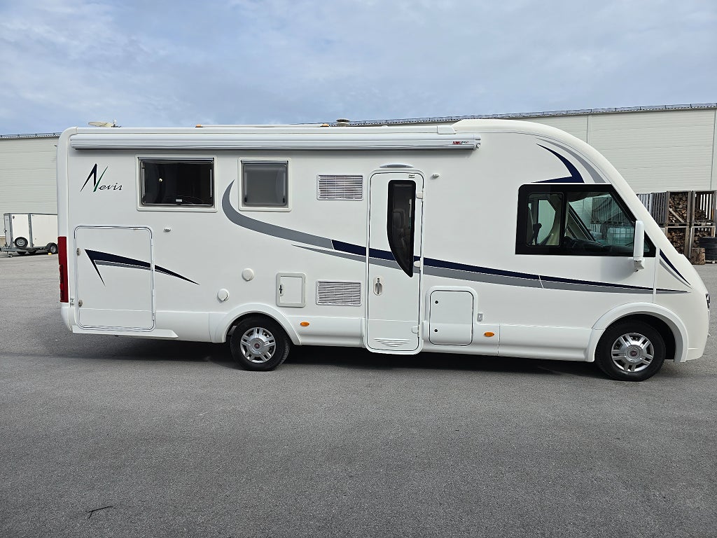 McLouis Nevis 876G *Queensbed *Taksäng *Ugn *Solcell *5700 mil - 2013 - Bild 2