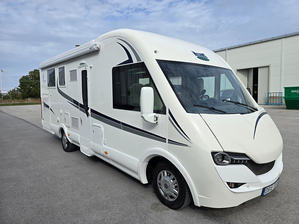 McLouis Nevis 876G *Queensbed *Taksäng *Ugn *Solcell *5700 mil - 2013