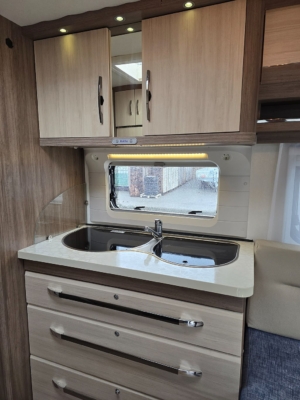 Hobby 560 FFE De Luxe *Queensbed *Förtält *Dusch *Markis - 2014 - Bild 16