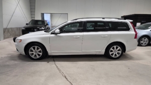 Alternative view of Volvo V70 D3 Momentum Euro 5 - 2012